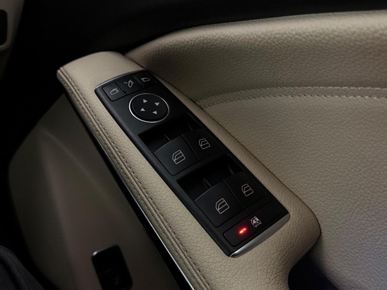 Mercedes-Benz GLA thumbnail Misc Controls