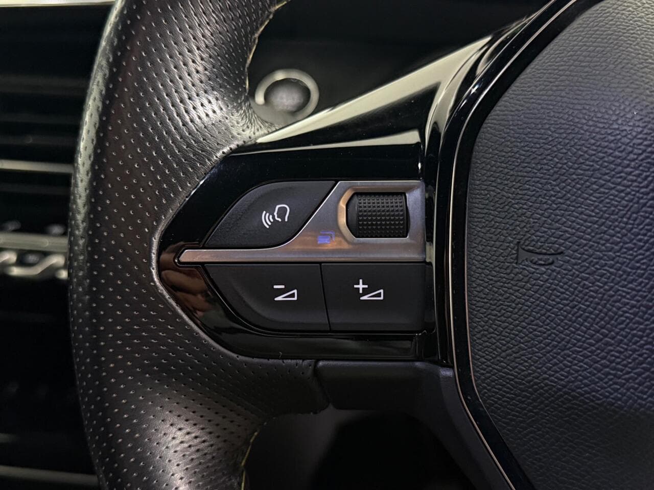 Peugeot 208 thumbnail Misc Controls
