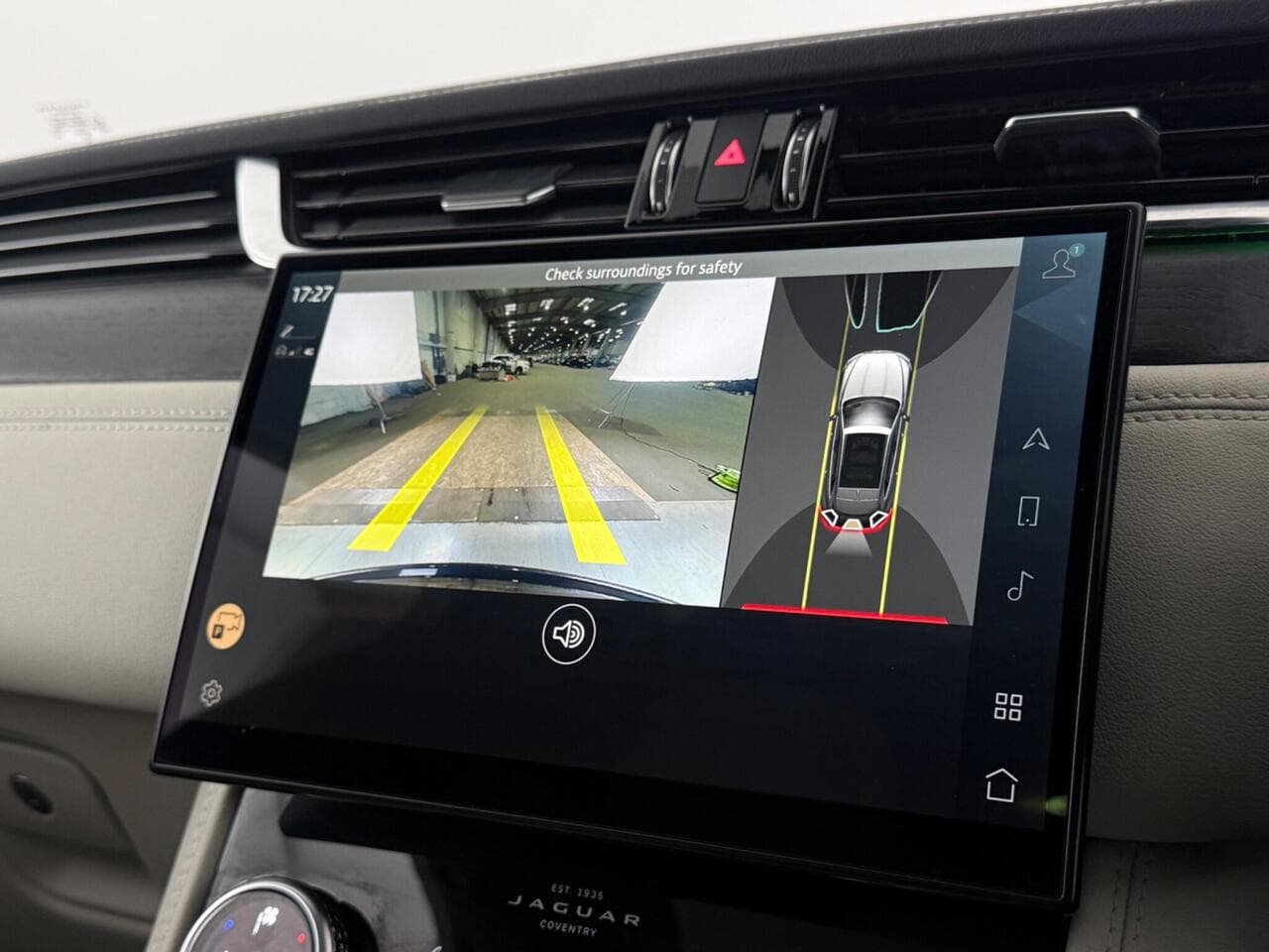 Jaguar F-PACE thumbnail Infotainment System