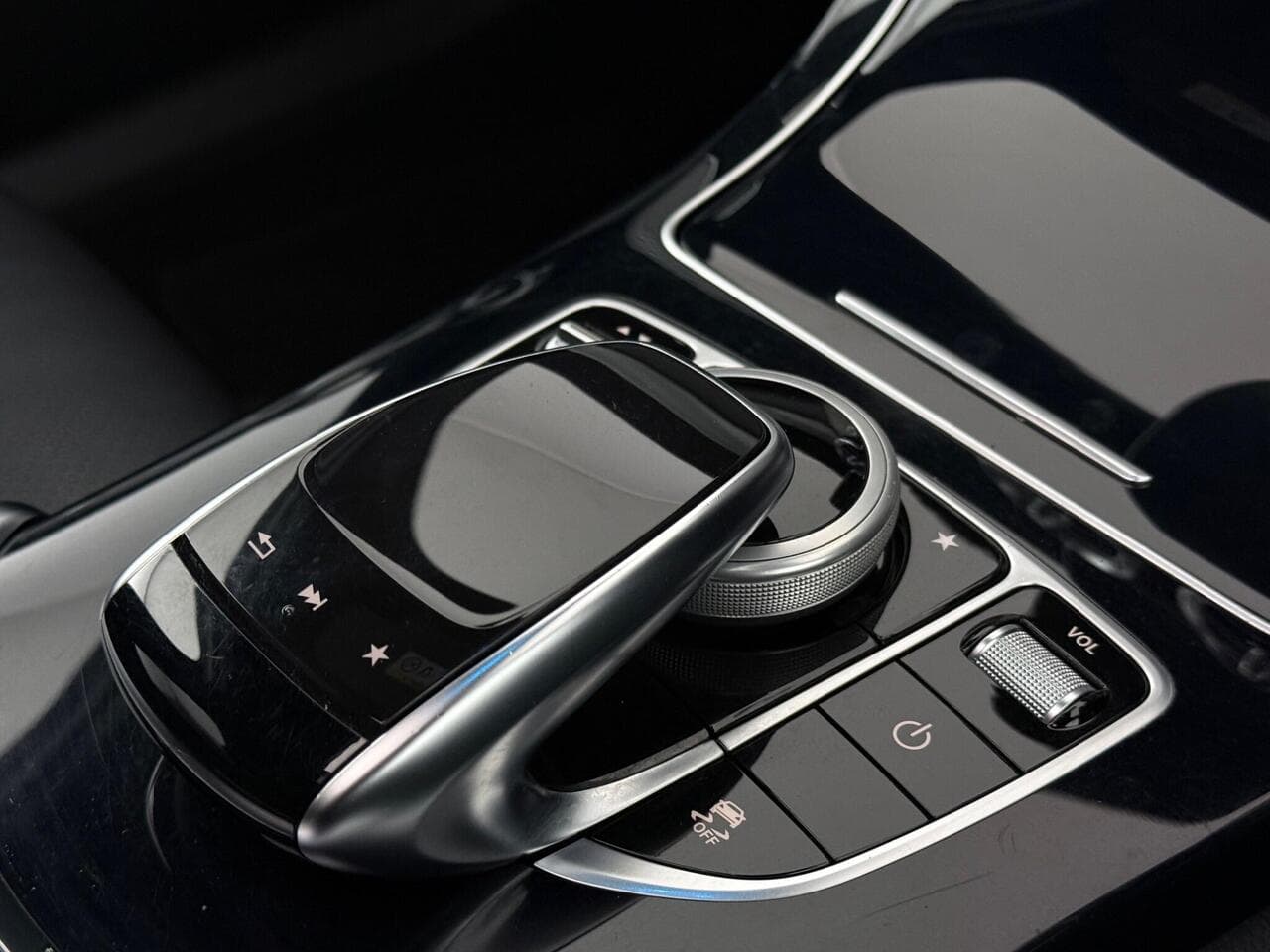 Mercedes-Benz GLC thumbnail Interior Front
