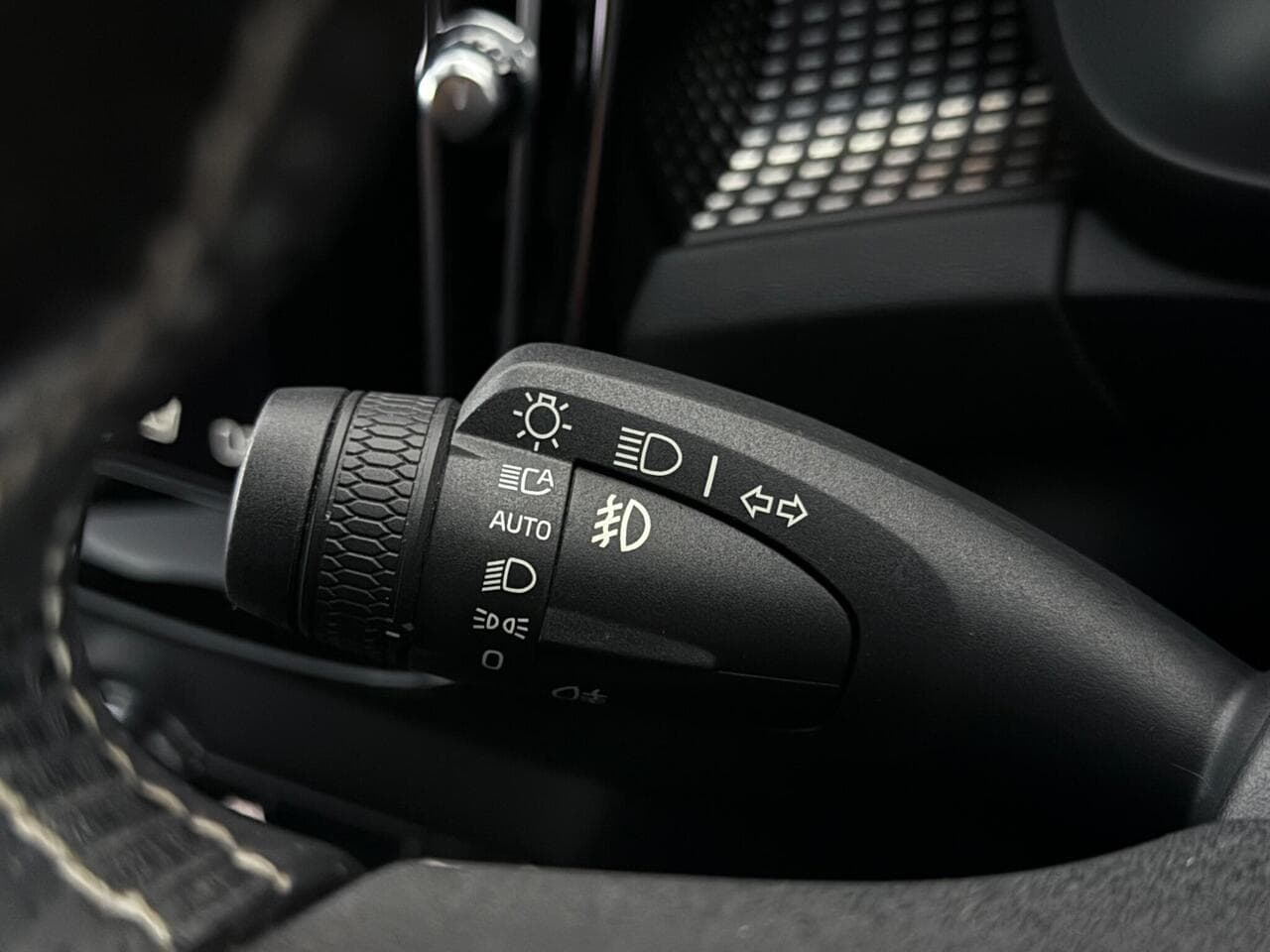 Volvo XC40 thumbnail Misc Controls