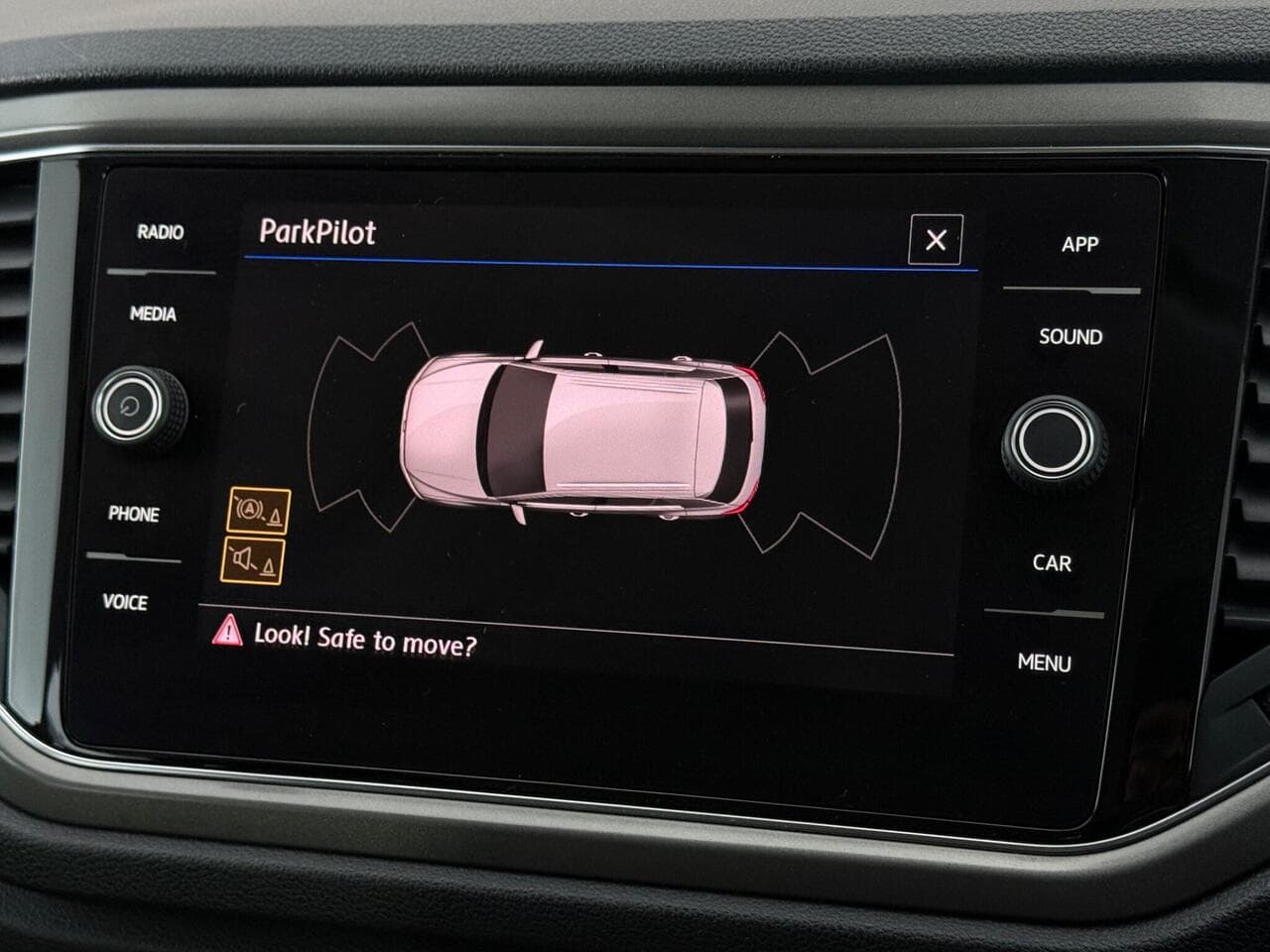 Volkswagen T-Roc thumbnail Infotainment System