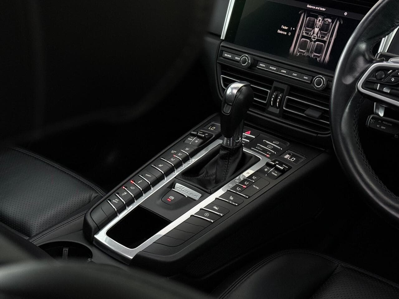 Porsche Macan thumbnail Interior Front