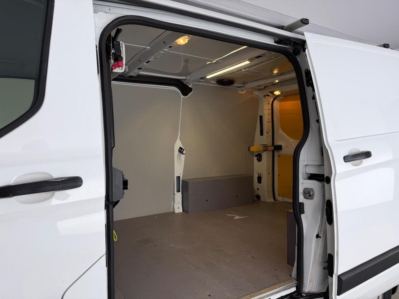 Ford Transit Custom thumbnail Cargo Space