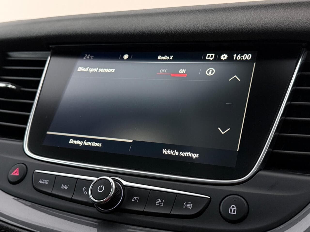 Vauxhall Grandland X thumbnail Infotainment System