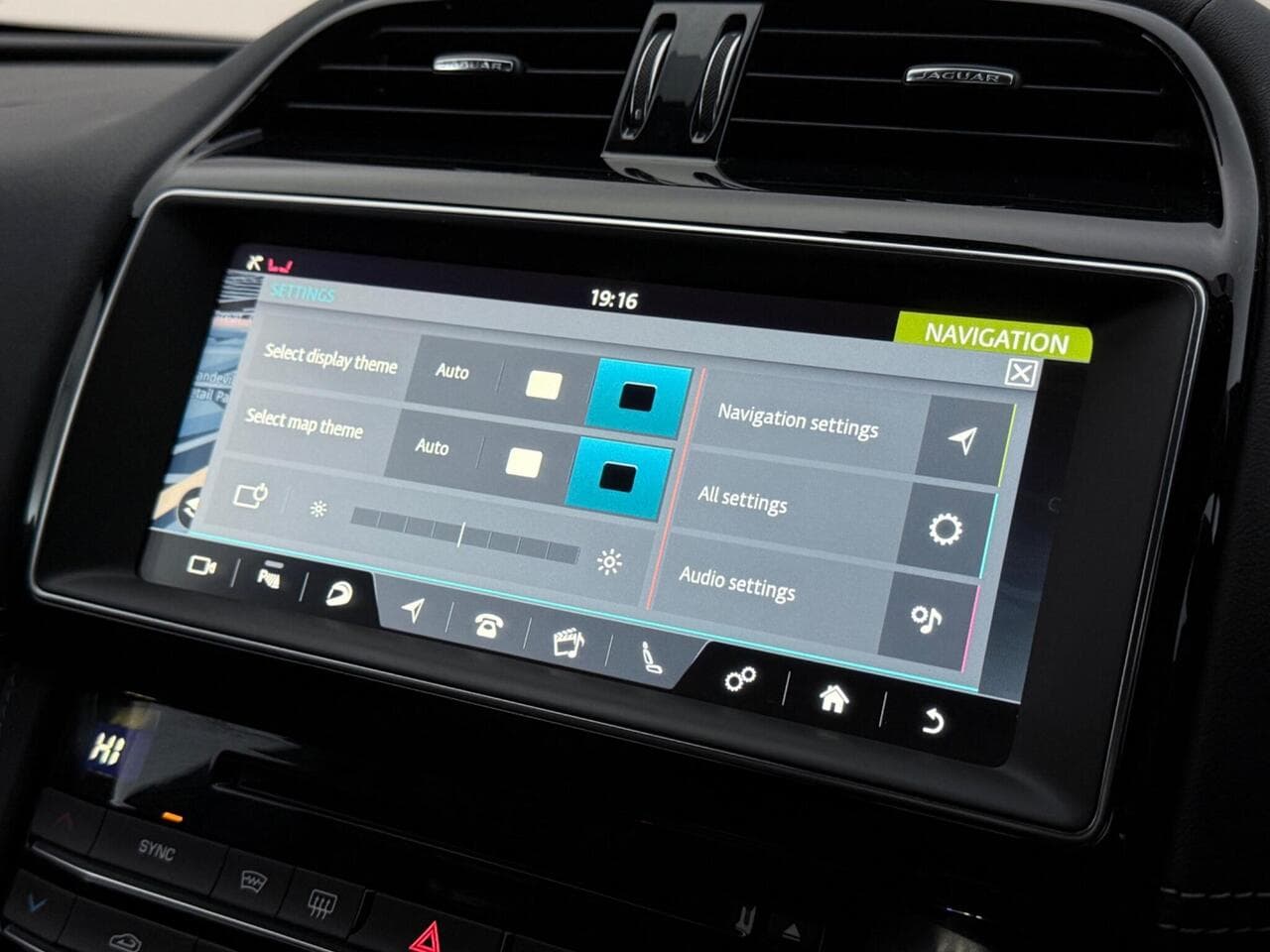 Jaguar F-PACE thumbnail Infotainment System