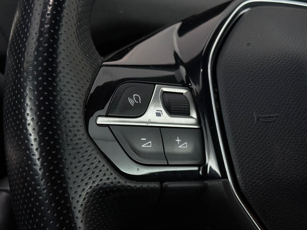 Peugeot 5008 thumbnail Misc Controls
