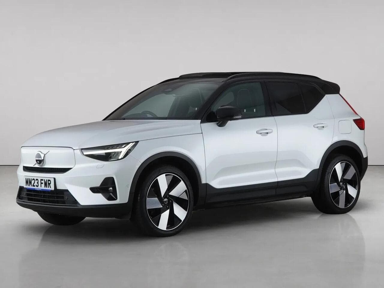 Volvo XC40 thumbnail Front Left