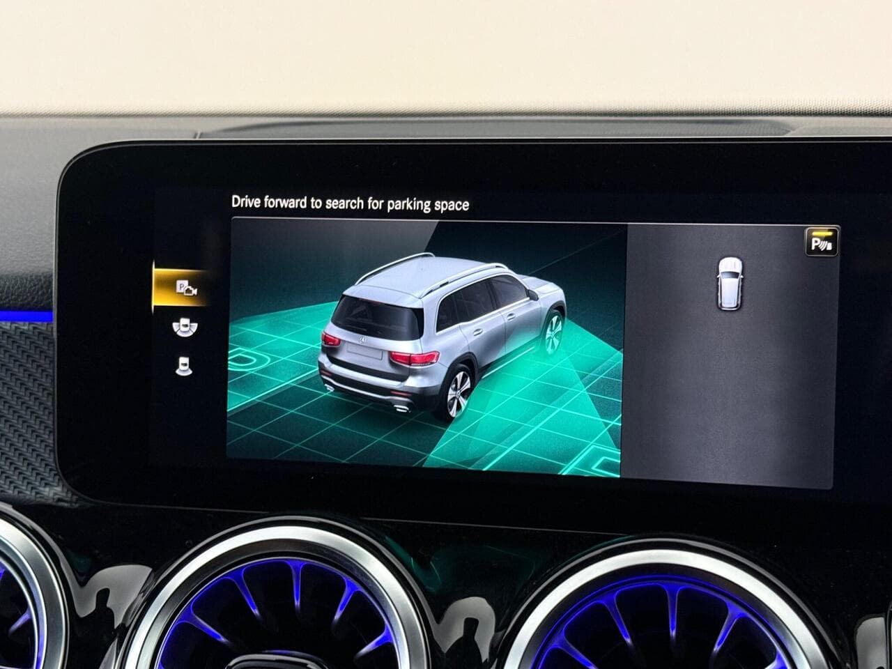 Mercedes-Benz GLB thumbnail Infotainment System