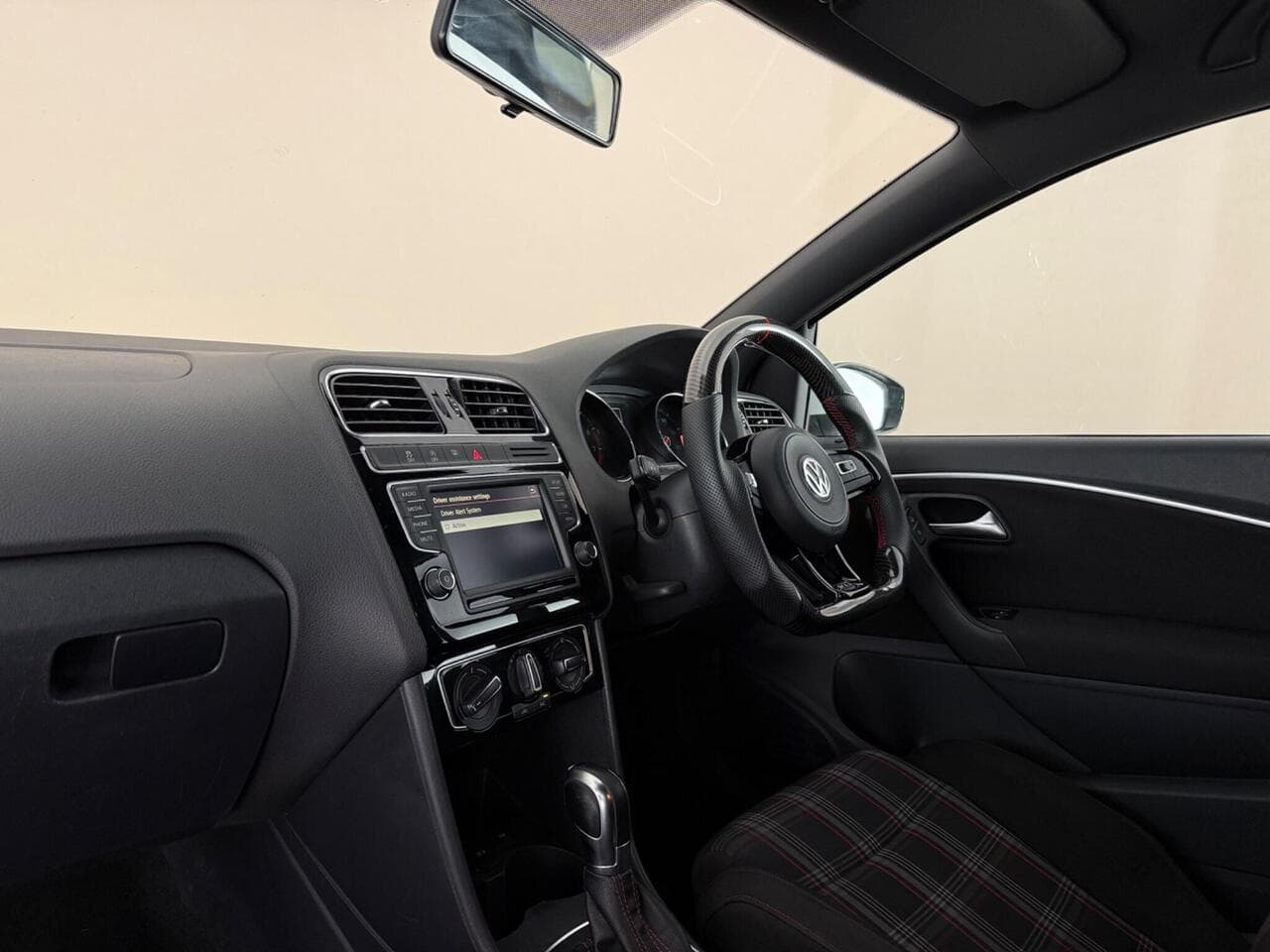 Volkswagen Polo thumbnail Interior Front