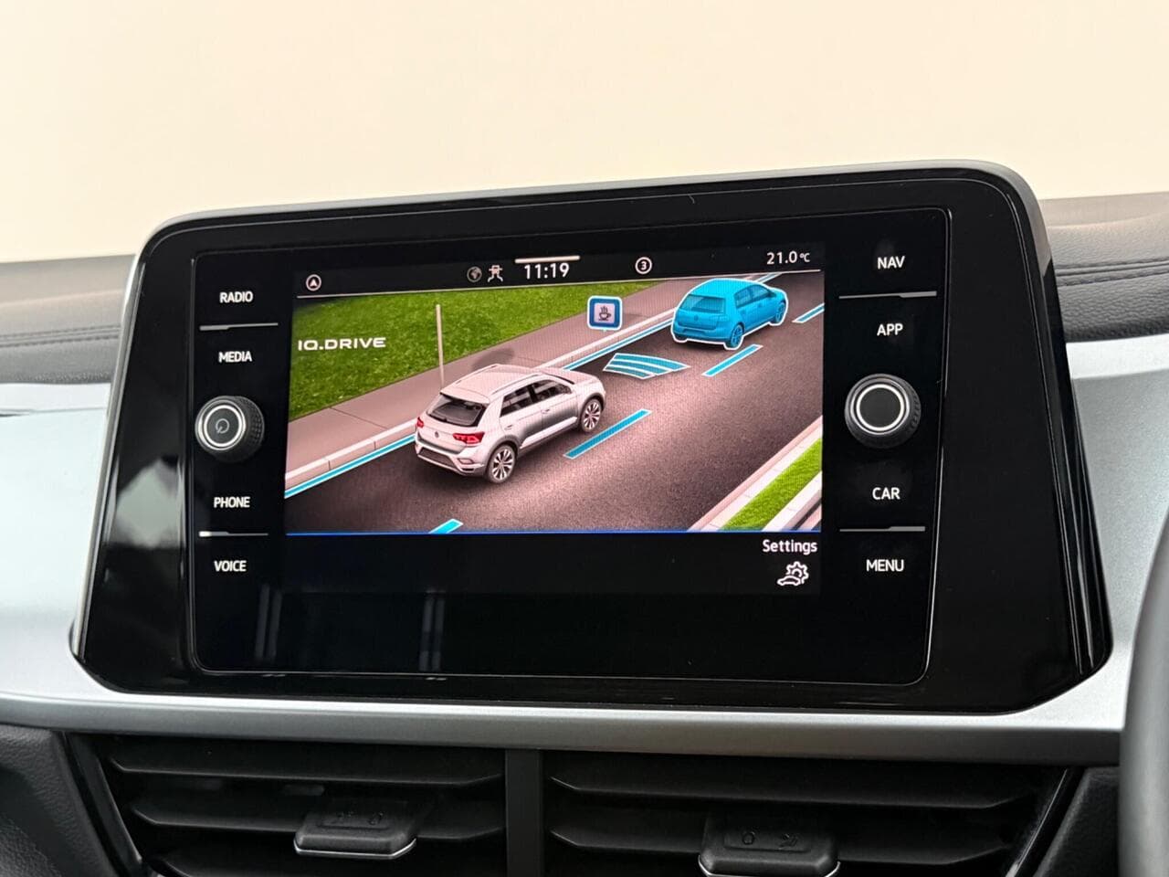 Volkswagen T-Roc thumbnail Infotainment System