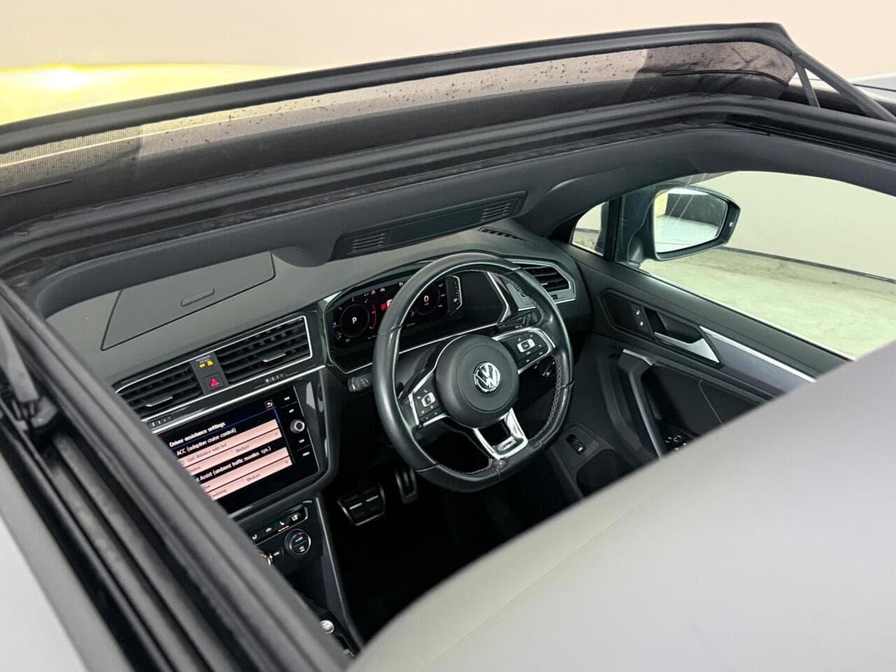 Volkswagen Tiguan thumbnail Interior Front