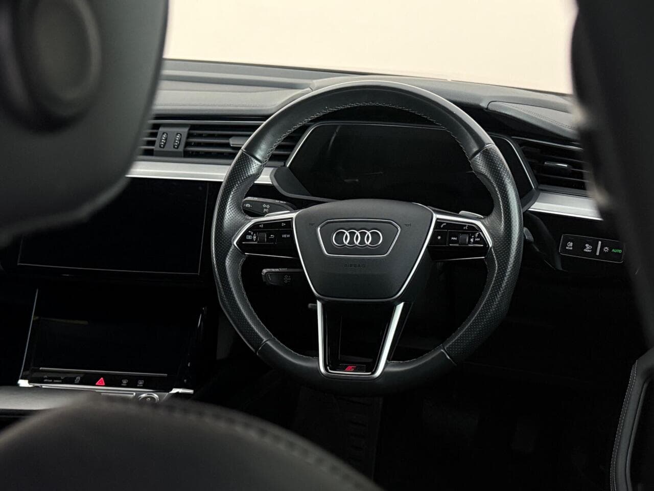Audi e-tron thumbnail Steering Wheel
