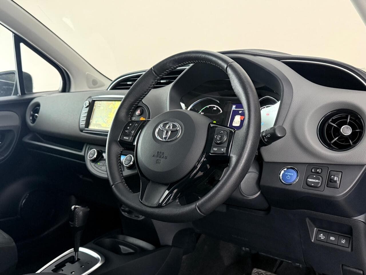 Toyota Yaris thumbnail Interior Front