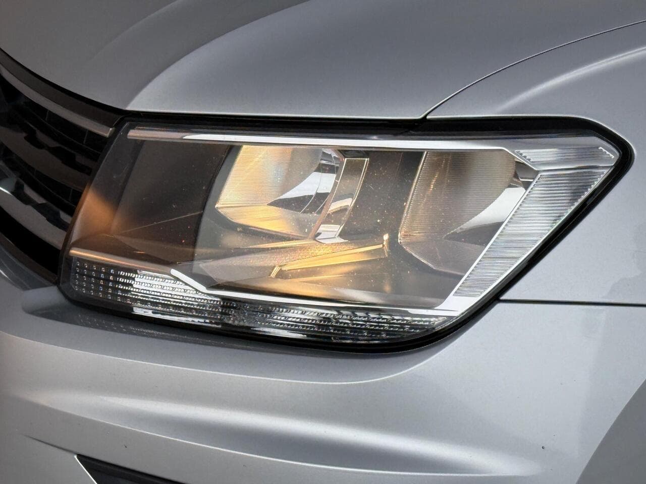 Volkswagen Tiguan thumbnail Lights Front