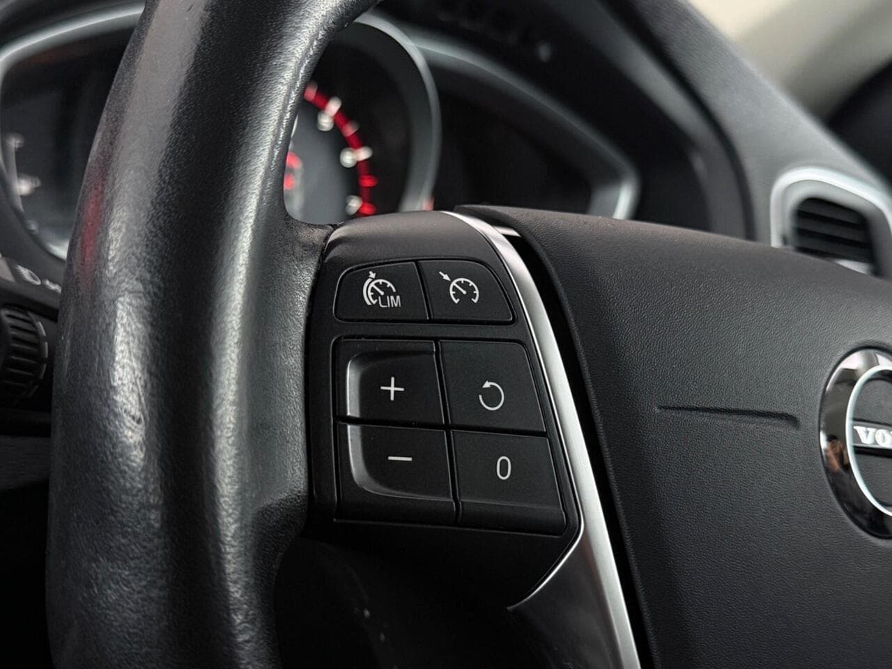 Volvo V40 Cross Country thumbnail Misc Controls