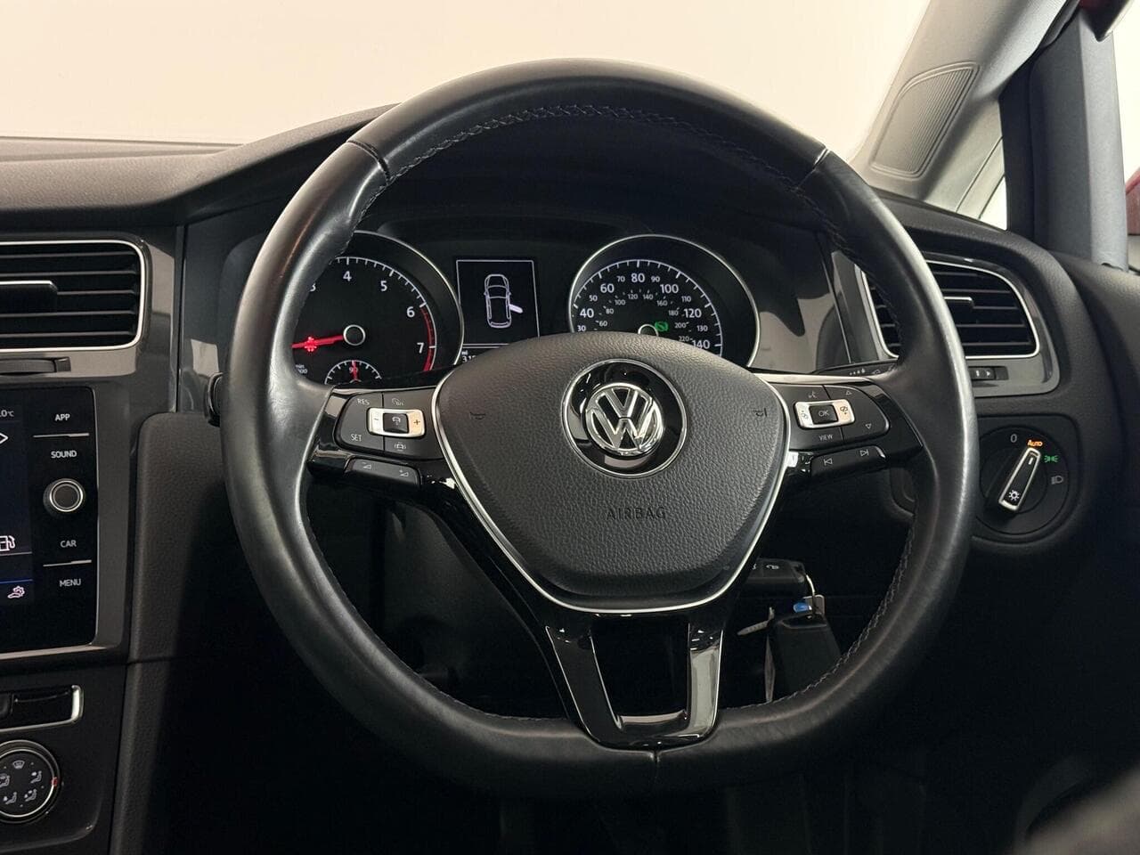 Volkswagen Golf thumbnail Steering Wheel