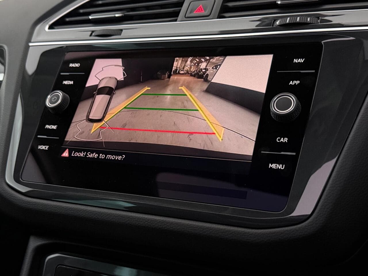 Volkswagen Tiguan thumbnail Infotainment System