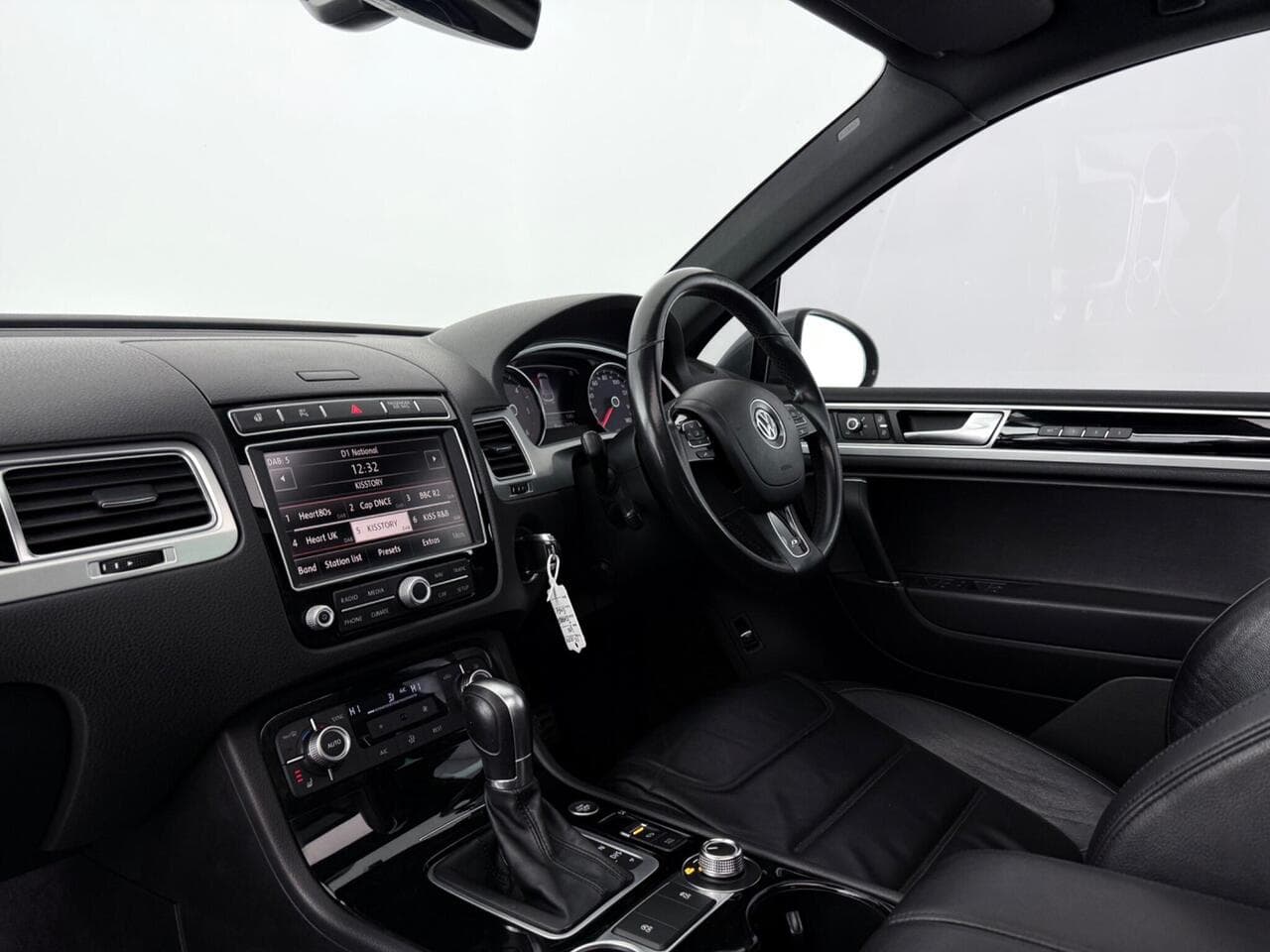 Volkswagen Touareg thumbnail Interior Front