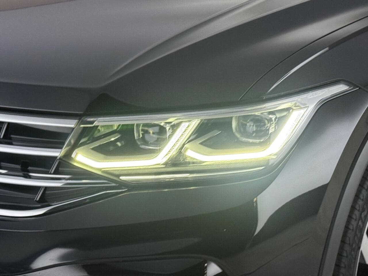 Volkswagen Tiguan thumbnail Lights Front