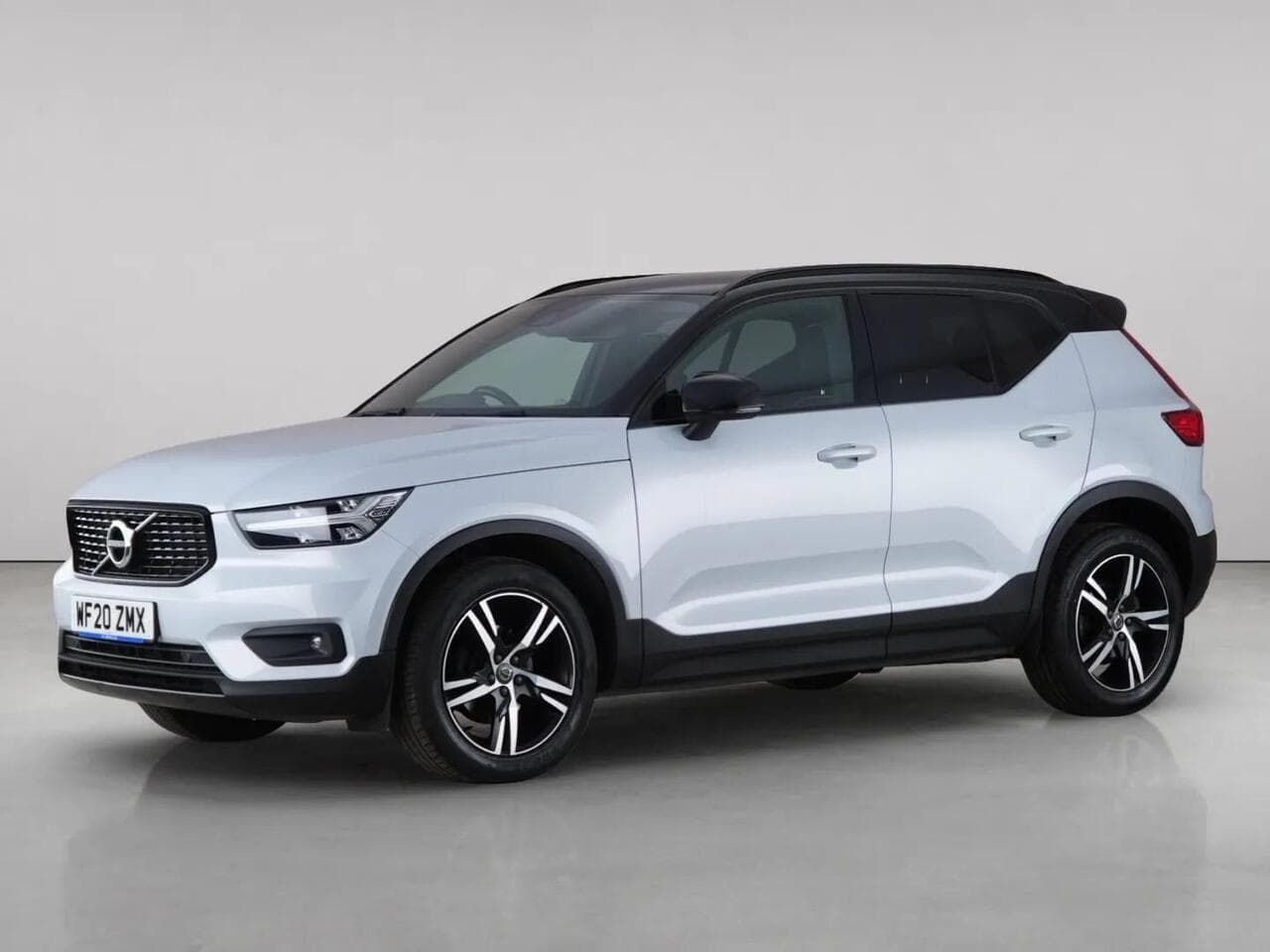 Volvo XC40 thumbnail Front Left