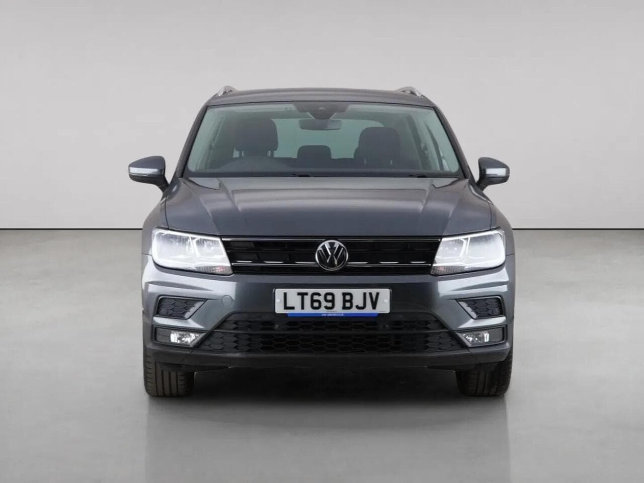 Volkswagen Tiguan thumbnail Front