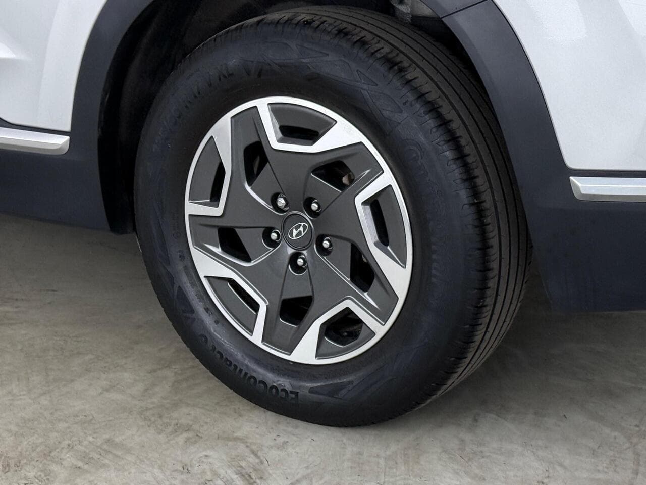 Hyundai Santa Fe thumbnail Wheel