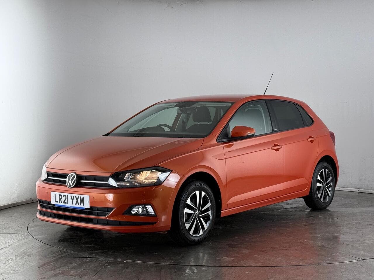 Volkswagen Polo thumbnail Front Left