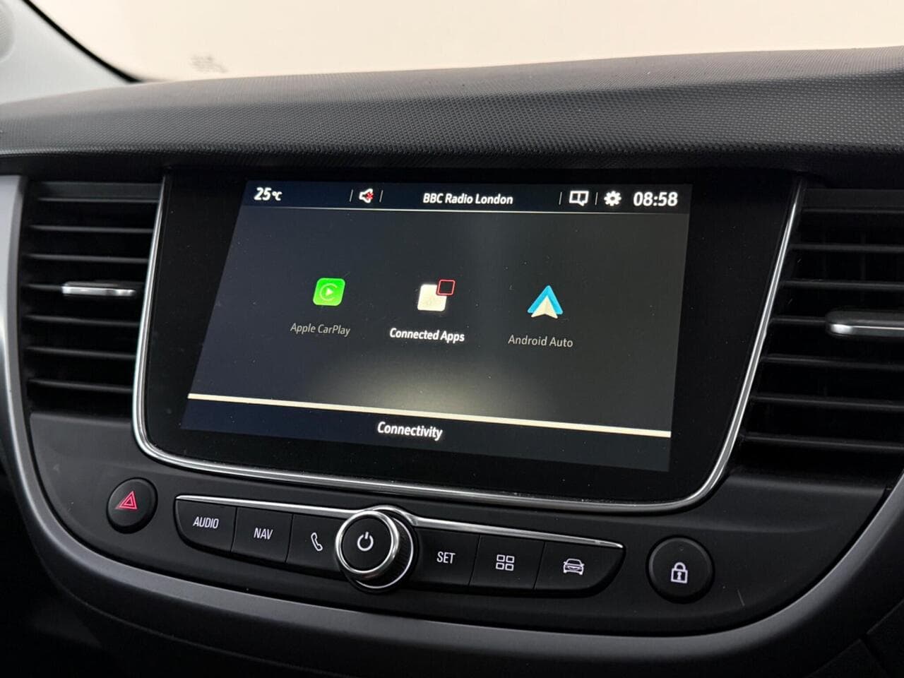 Vauxhall Crossland thumbnail Infotainment System