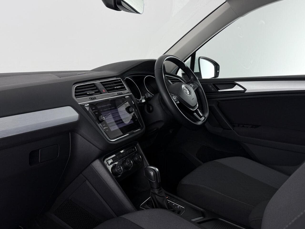 Volkswagen Tiguan thumbnail Interior Front