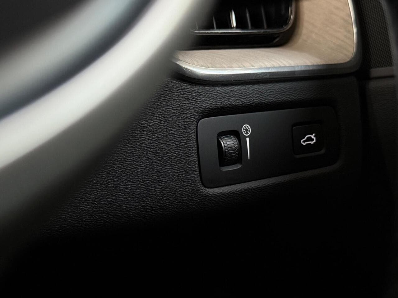 Volvo XC60 thumbnail Misc Controls