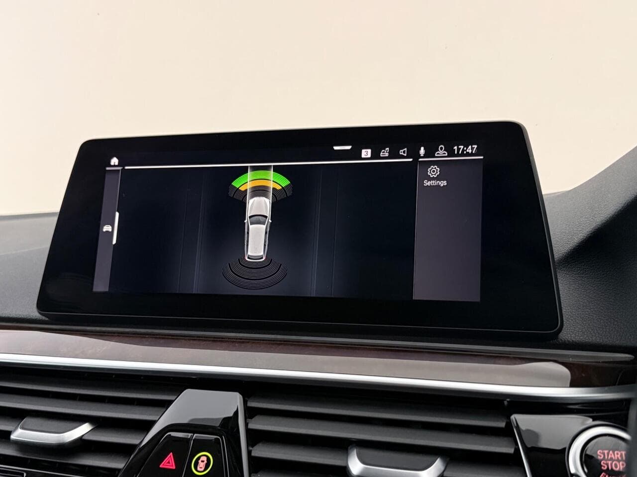 BMW 5 Series thumbnail Infotainment System