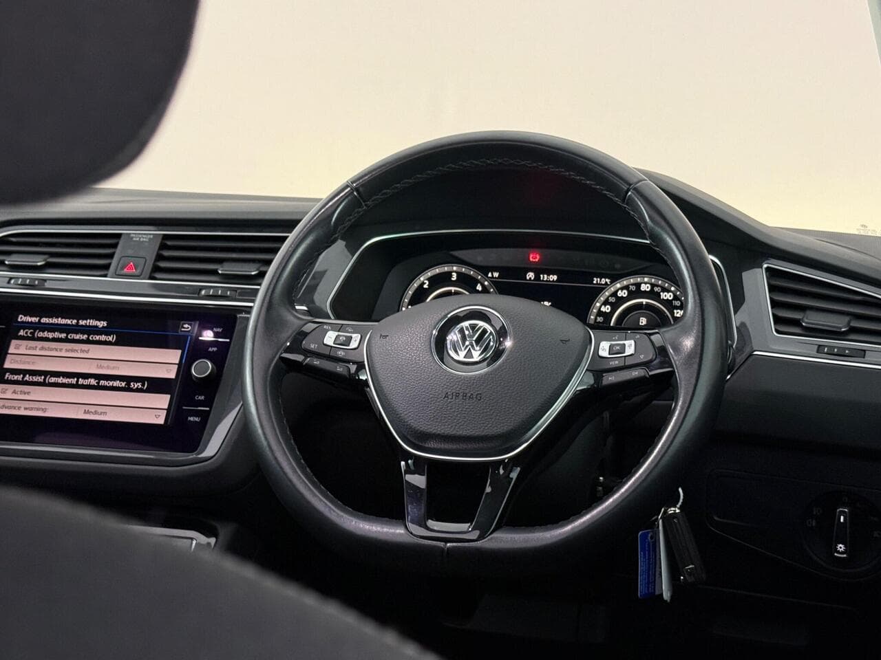 Volkswagen Tiguan thumbnail Steering Wheel