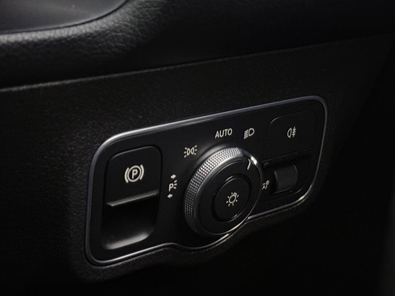 Mercedes-Benz GLB thumbnail Misc Controls