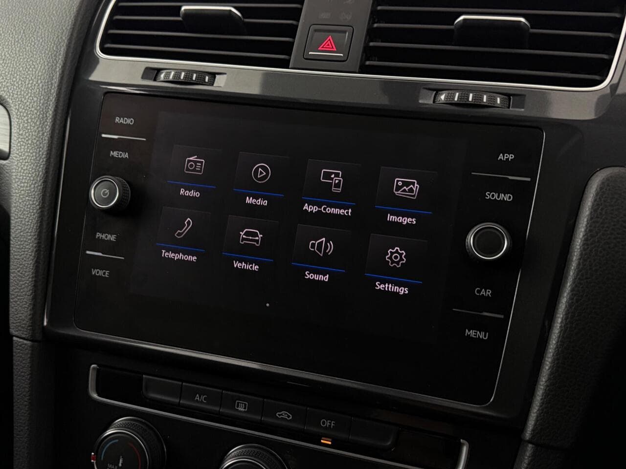 Volkswagen Golf thumbnail Infotainment System