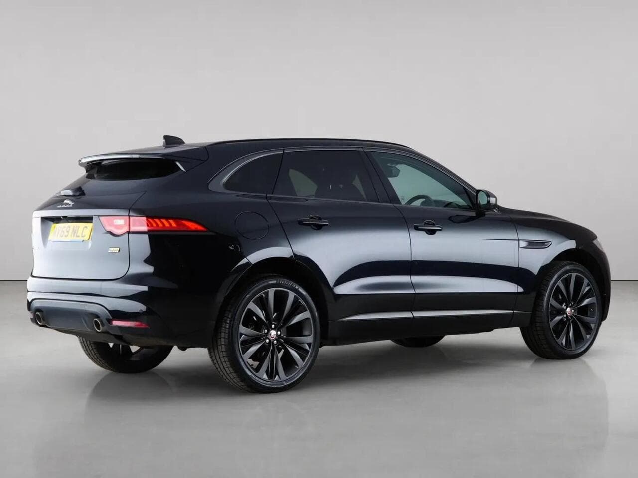 Jaguar F-PACE thumbnail Rear Right
