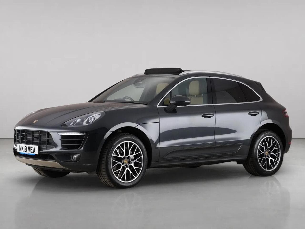 Porsche Macan thumbnail Front Left