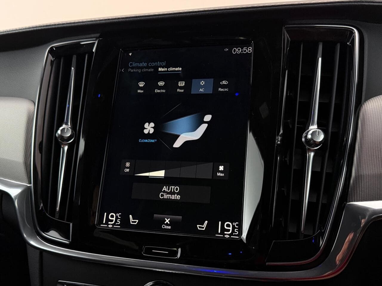 Volvo S90 thumbnail Infotainment System