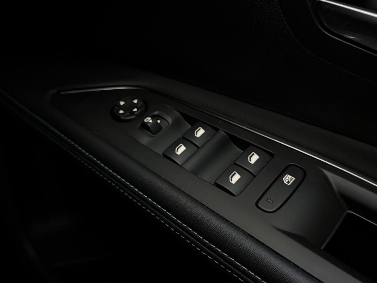 Peugeot 5008 thumbnail Misc Controls