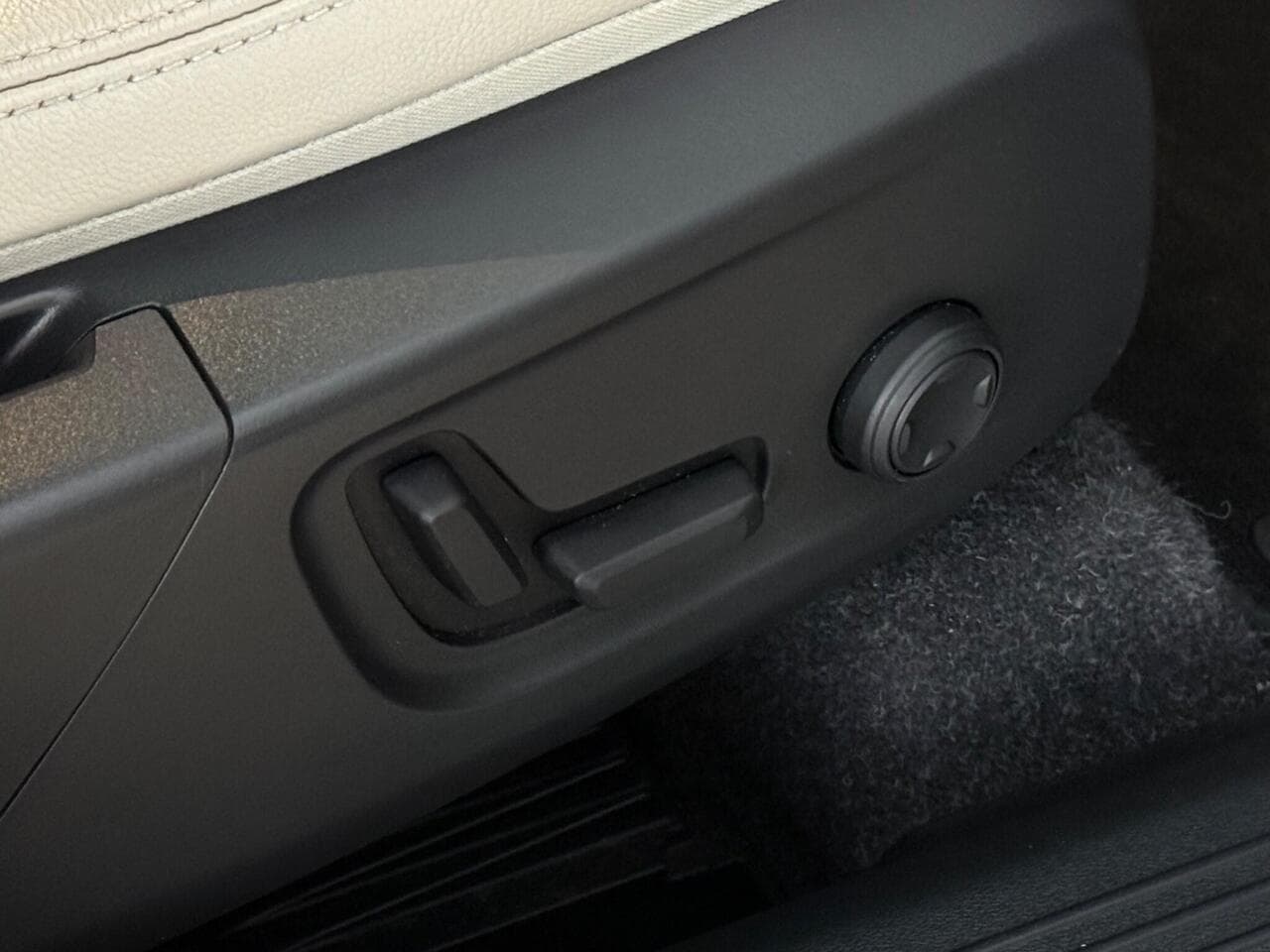 Volvo XC40 thumbnail Misc Controls