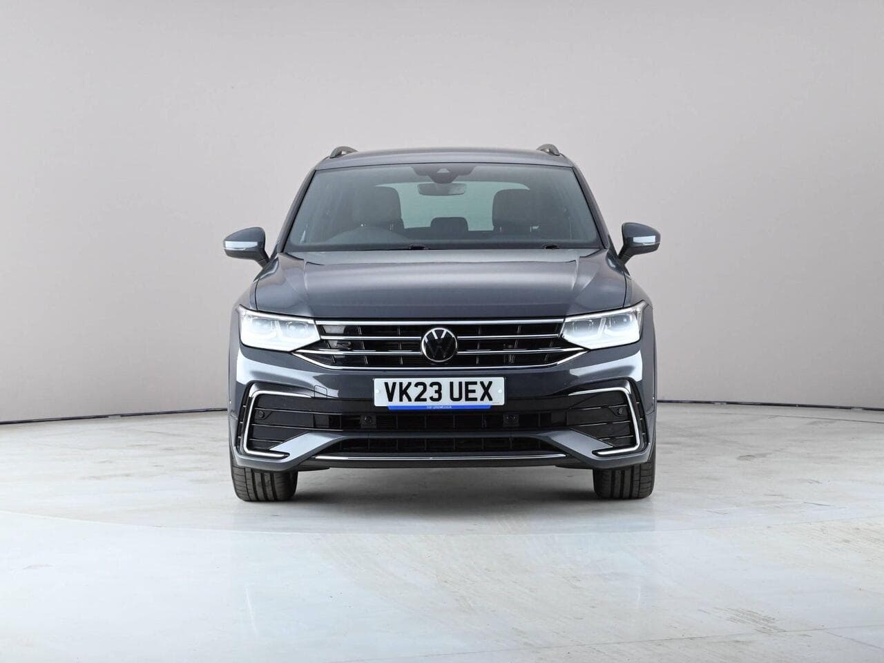 Volkswagen Tiguan thumbnail Front