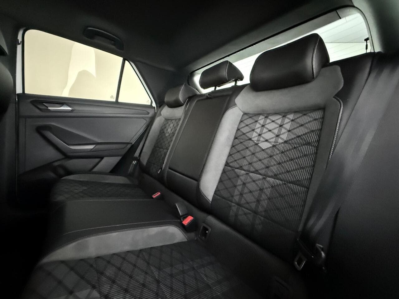 Volkswagen T-Roc thumbnail Seats Rear