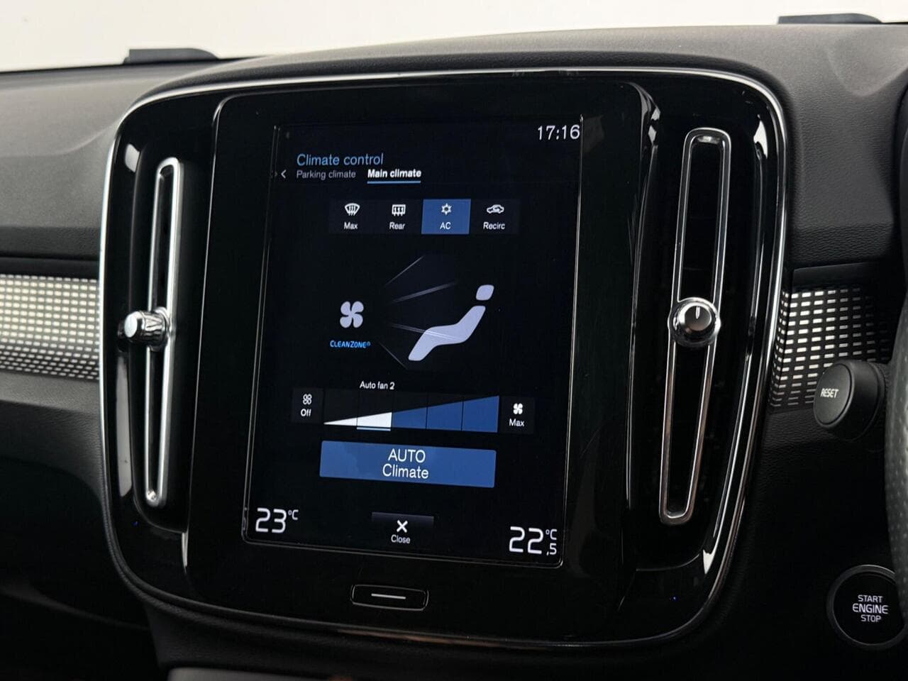 Volvo XC40 thumbnail Infotainment System