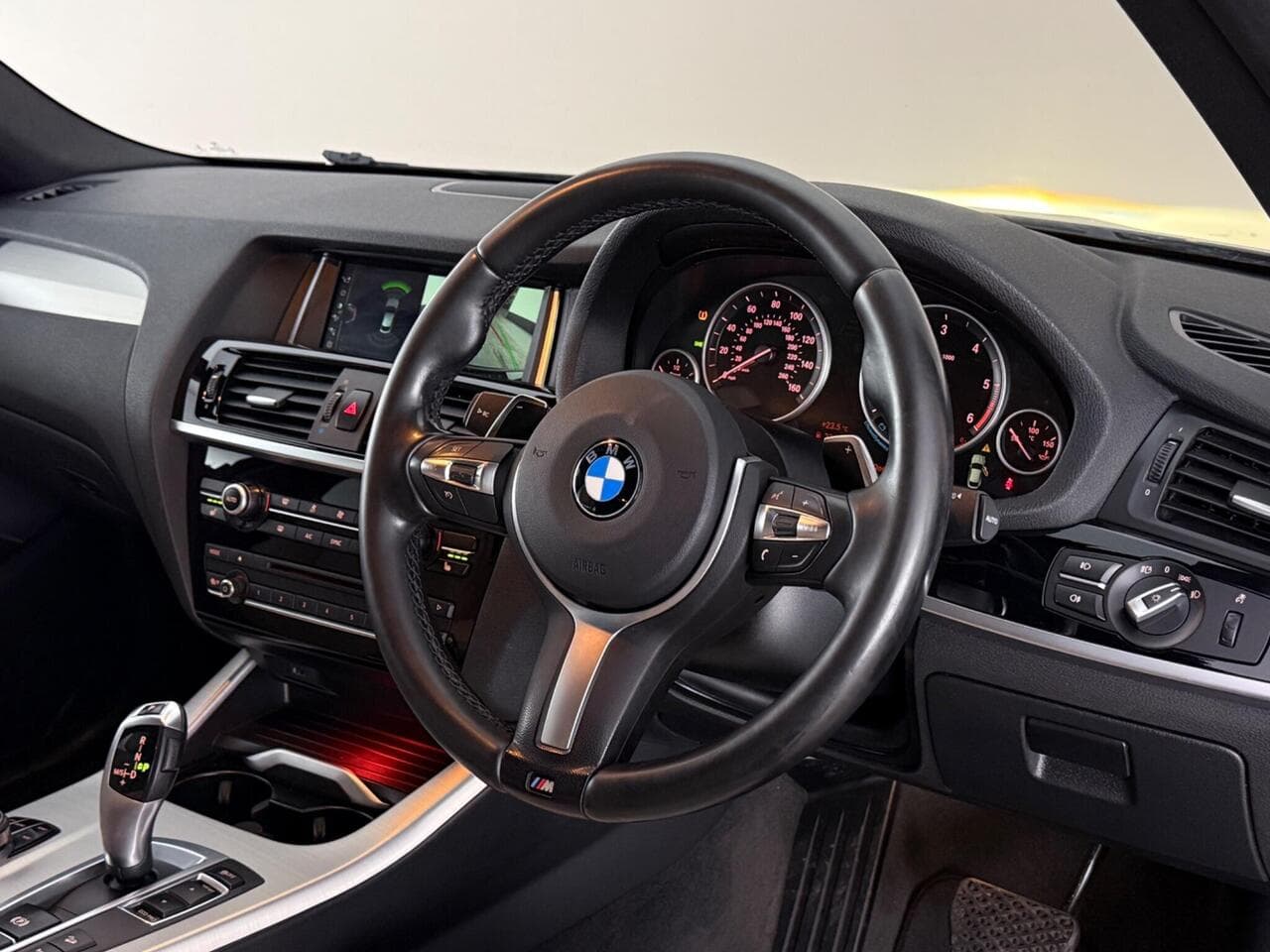 BMW X4 thumbnail Steering Wheel