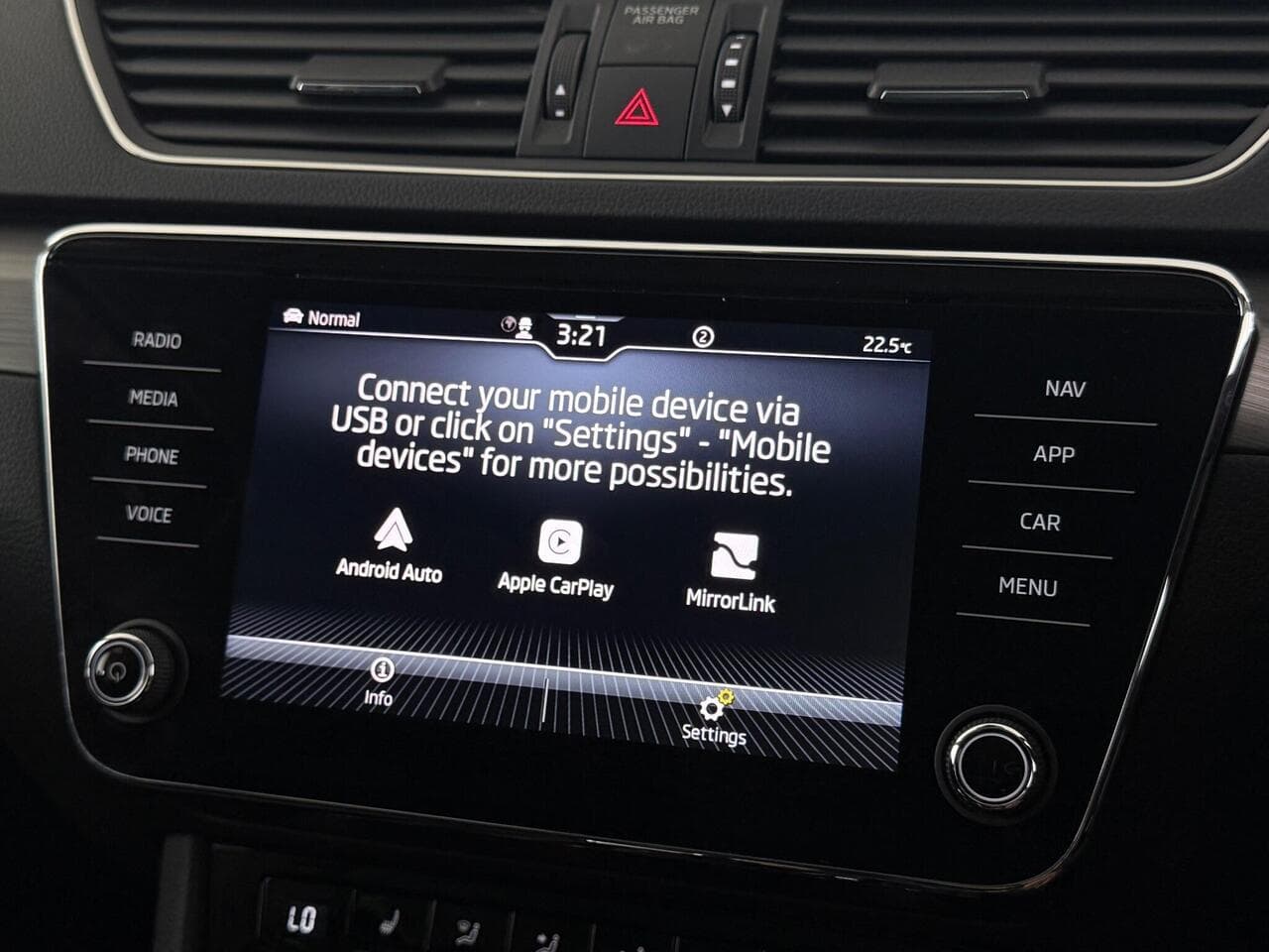 Skoda Superb thumbnail Infotainment System