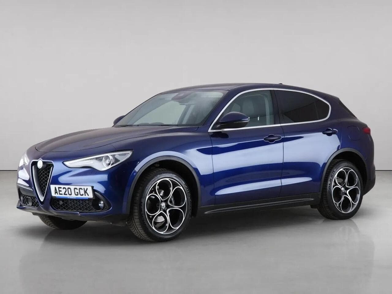 Alfa Romeo Stelvio thumbnail Front Left