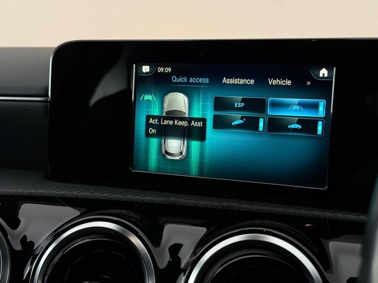Mercedes-Benz A Class thumbnail Infotainment System