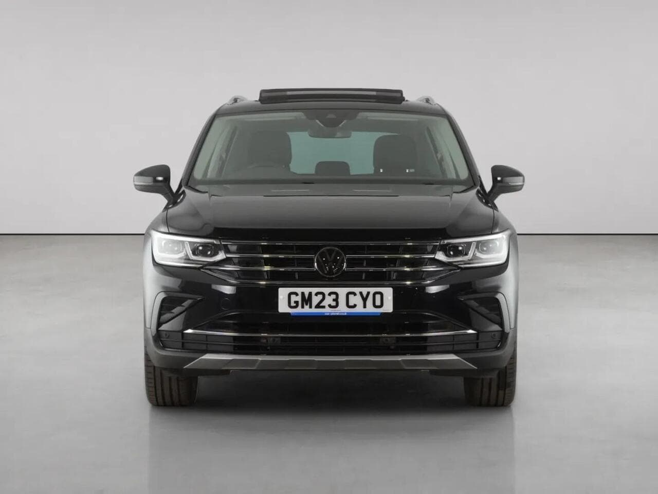 Volkswagen Tiguan thumbnail Front