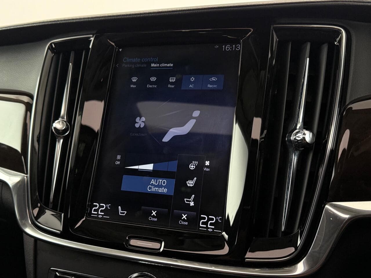 Volvo V90 thumbnail Infotainment System