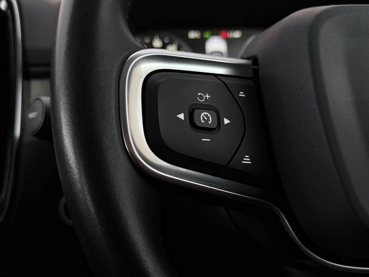 Volvo XC40 thumbnail Misc Controls